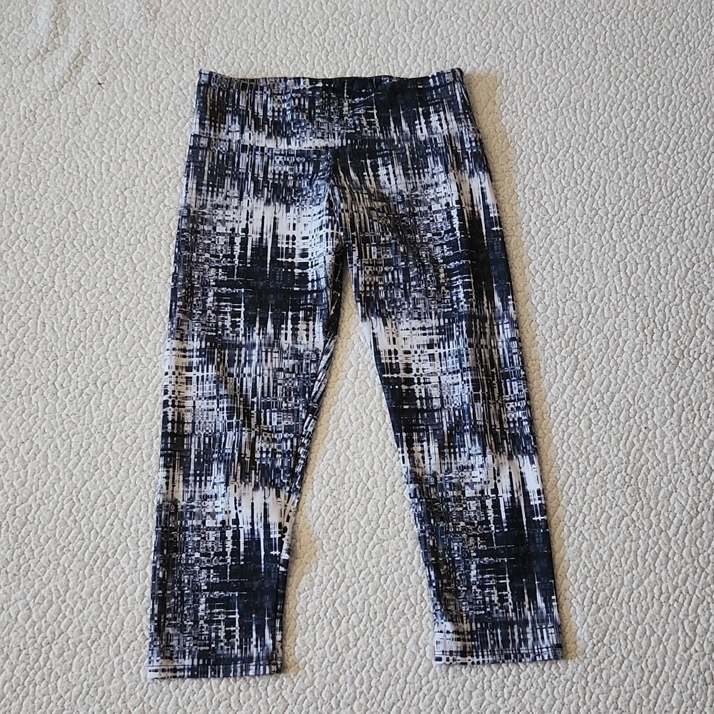 Onzie gray and white pixle print Cropped leggings